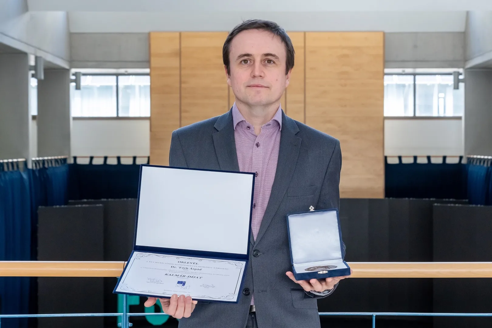 Dr. Árpád Tóth, Associate Professor in the Department of Statistics, Finance and Controlling at Széchenyi István University and Head of the Economic Research Group on Digital Corporate Reporting at the Vehicle Industry Research Centre, with the Kalmár Prize. (Photo: András Adorján)